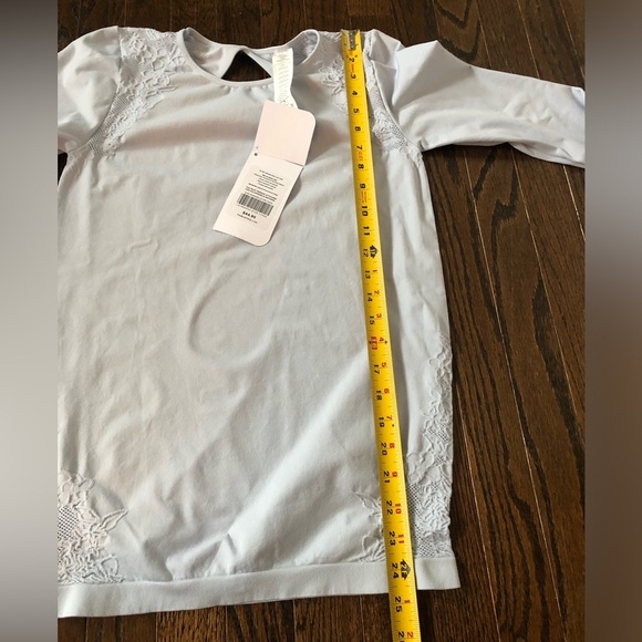 *NWT* Fabletics Women’s M Blue Elise Seamless Floral Keyhole Long-Sleeves Top - Picture 11 of 13